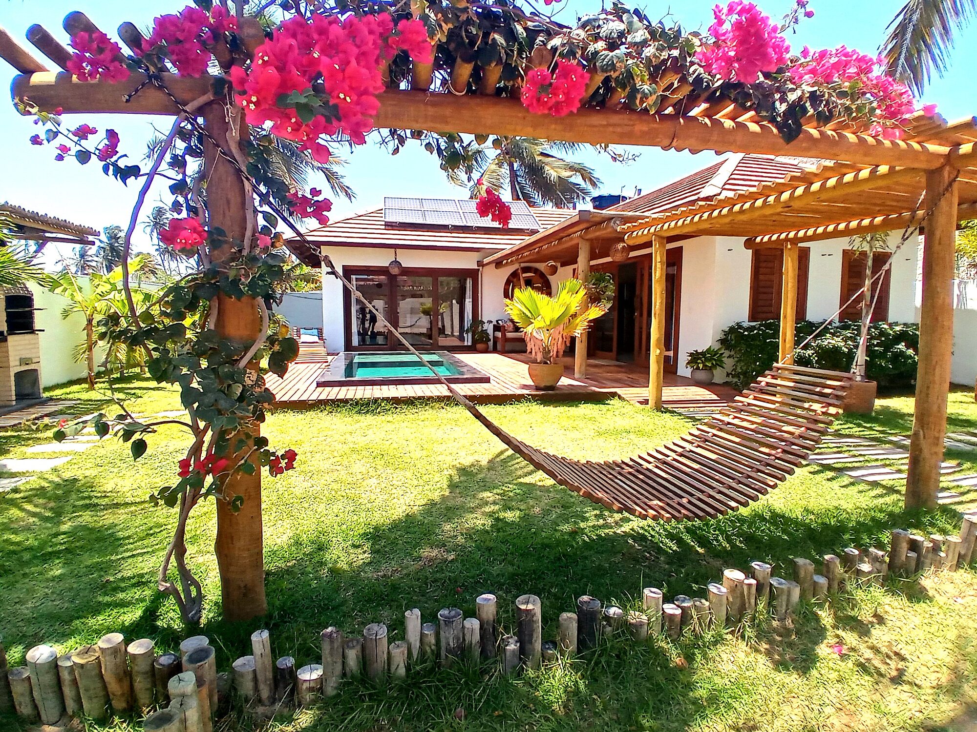 Salon de Casa Eva ouvert sur le patio, ambiance familiale