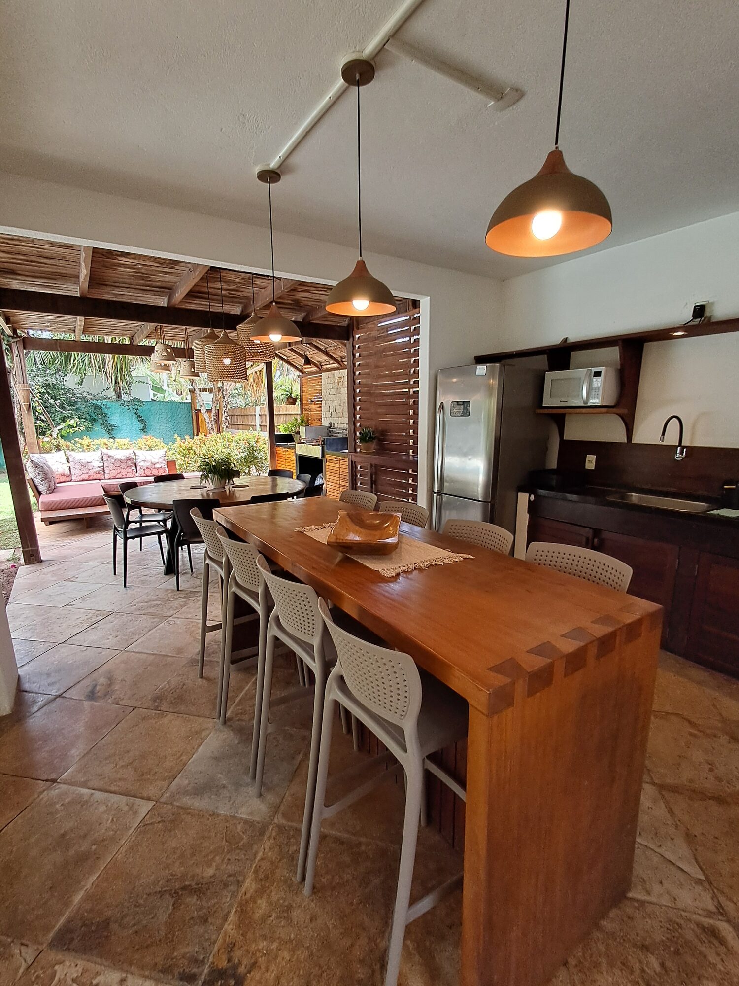 Salon ouvert sur le jardin tropical de Casa Guarani à Icaraizinho de Amontada