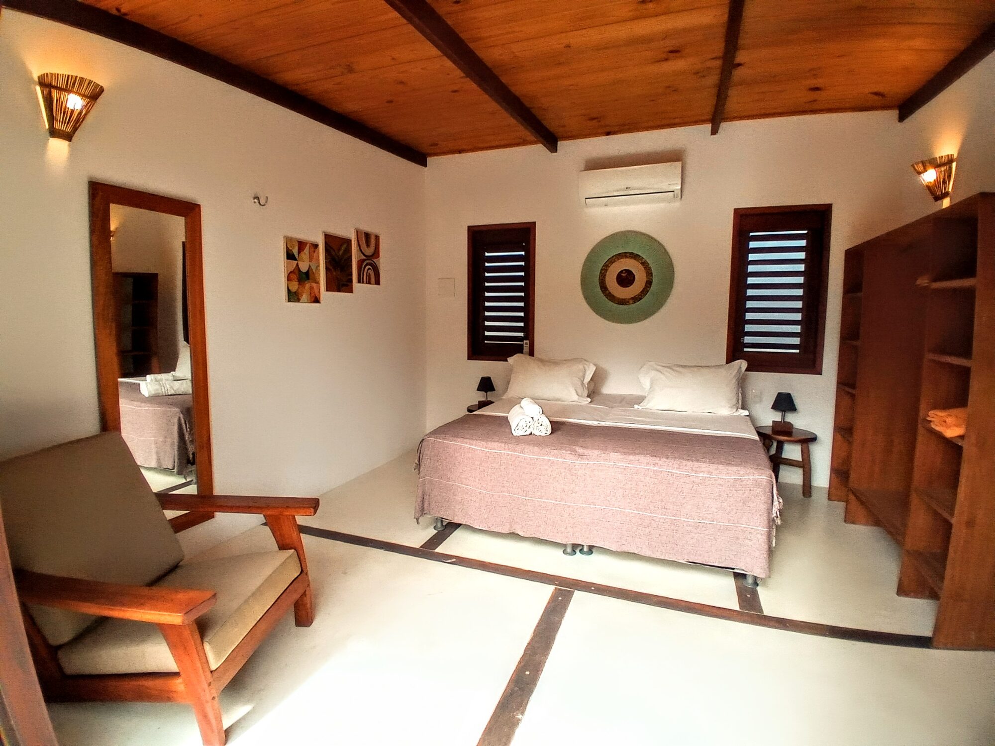 Salon de la Casinha Guarani en lumière naturelle, ambiance boho