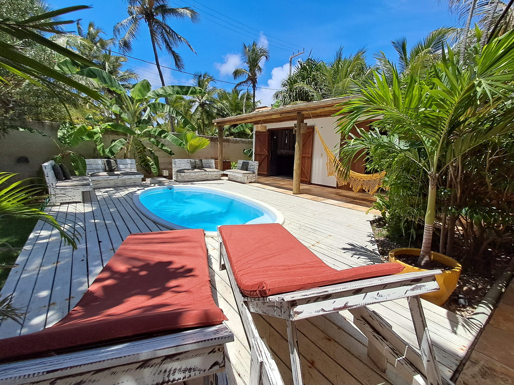 Détail du jardin de la Casinha Guarani avec plantes tropicales