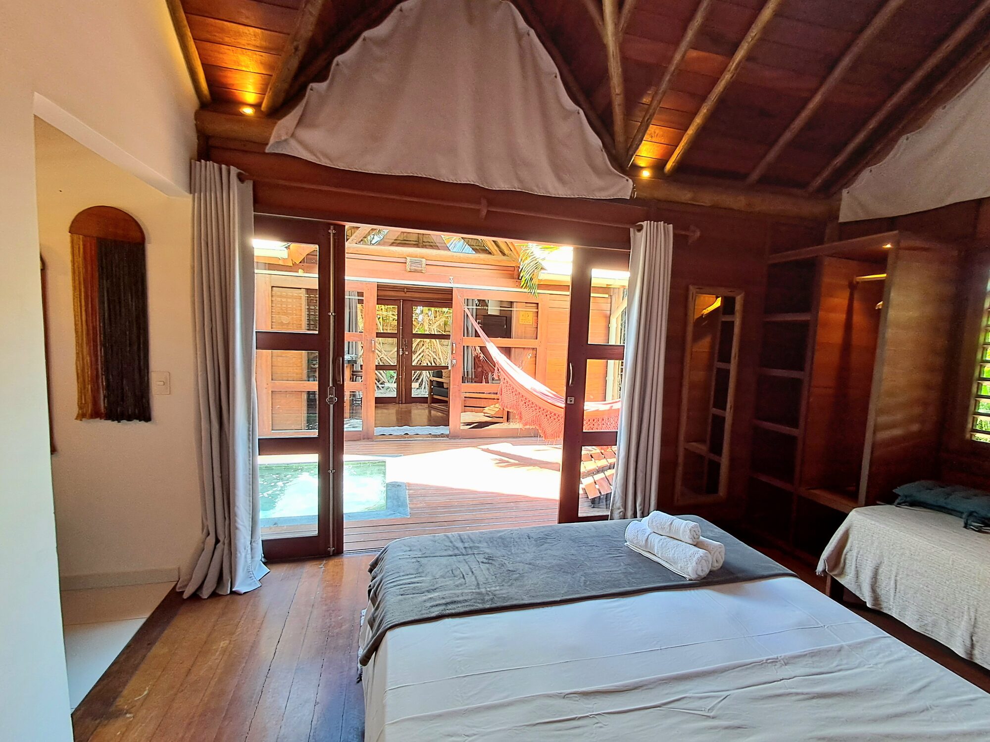 Cuisine intégrée du Studio Guarani, plan de travail bois clair