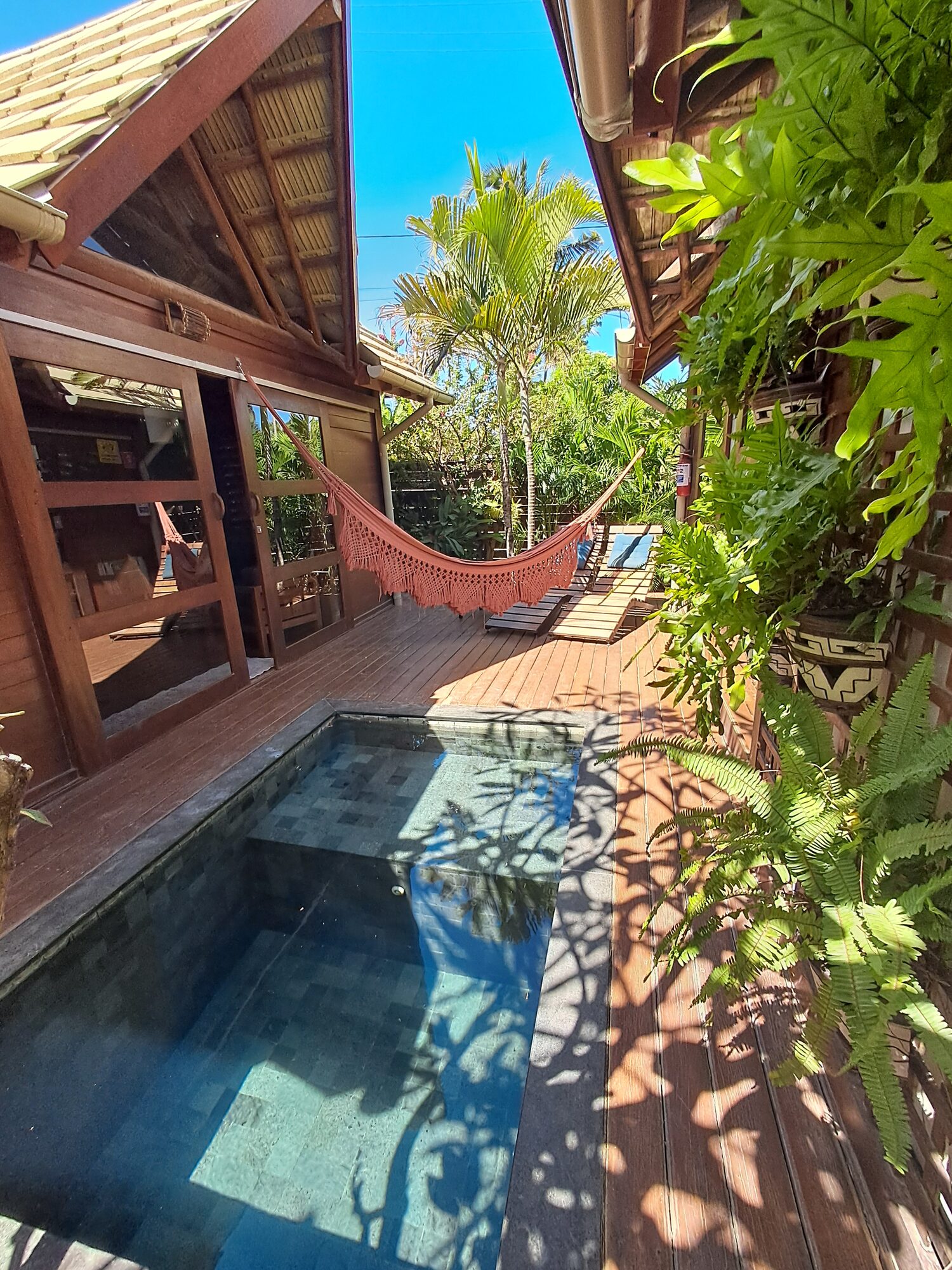 Salle d'eau du Studio Guarani avec carrelage artisanal