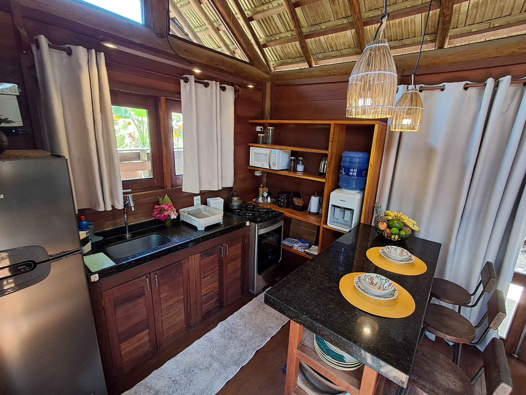 Détail extérieur du Studio Guarani entouré de cocotiers